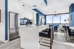 Fridge, microwave, oven, stovetop - Moody Blues by Atlanta Luxury Rentals (Atlanta)