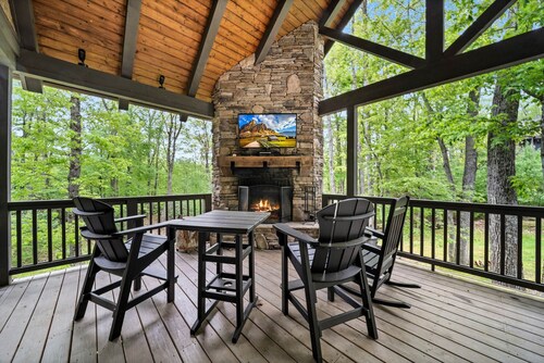Sweet Retreat, Mountain View, Outdoor Fireplace, Community Lake, Dog Friendly!