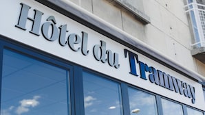 A hotel sign with the name "Hôtel du Tramway". - Hôtel du Tramway (Laon)
