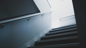 A staircase with a handrail and a view of the sky through the top of the stairs. - Hôtel du Tramway (Laon)