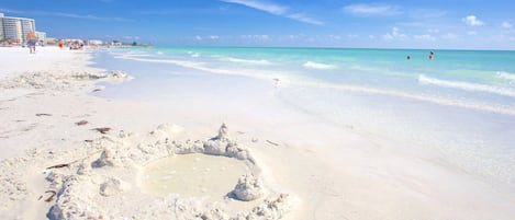 بالقرب من الشاطئ