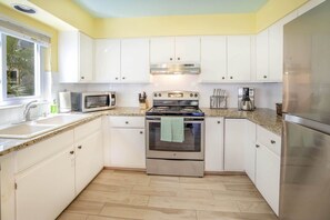 Køleskab, mikrobølgeovn, ovn, kogeplade