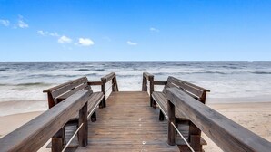 在海滩、沙滩椅、海滩遮阳伞、沙滩毛巾