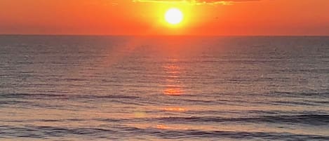 Am Strand, Liegestühle, Sonnenschirme, Strandtücher