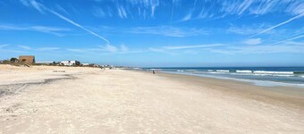 DIRECT Oceanfront, FULLY-UPDATED 2BR/2BA, Vilano Bch, 7 mins to downtown St.Aug!