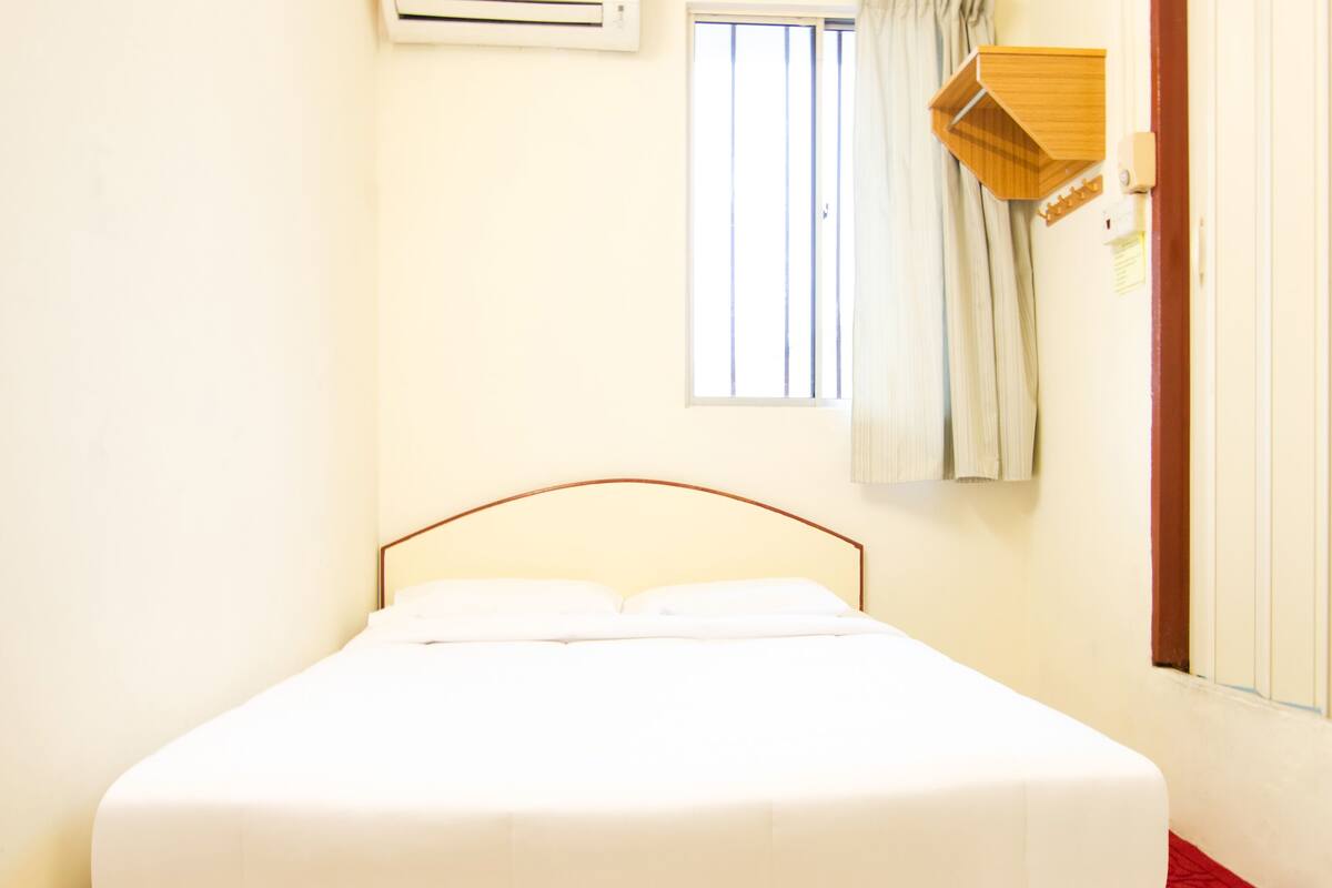 Standaard tweepersoonskamer | Een bureau, gratis wifi, beddengoed