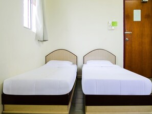 Standard Twin Room | Desk, free WiFi, bed sheets