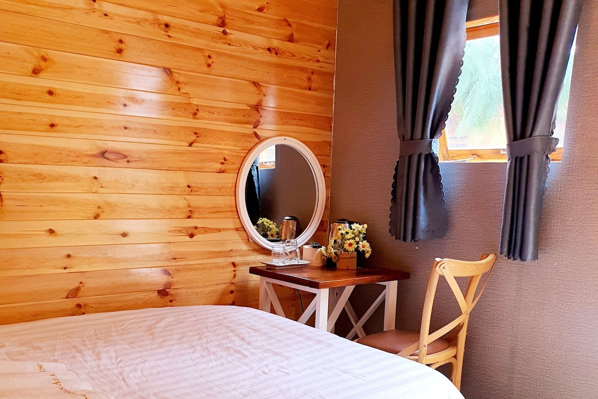 Double Room | Blackout drapes, soundproofing, iron/ironing board, free WiFi