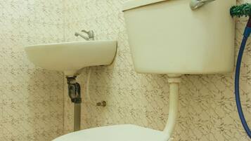 Pancuran mandi, kelengkapan dandanan diri percuma, bidet