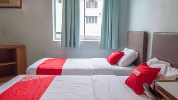 Deluxe Twin Room | Desk, bed sheets