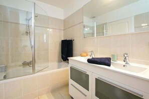 Duschwanne, Haartrockner, Toilettenpapier