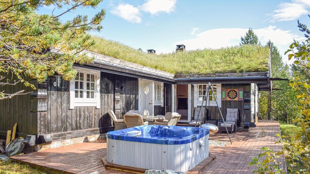A rustic cabin with a hot tub, outdoor seating, and a dartboard. - Cozy home in Hemsedal with kitchen (Hemsedal)