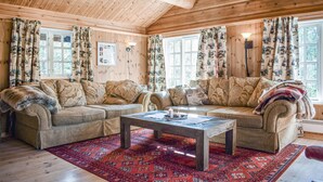 A cozy room with two sofas, a wooden coffee table, and patterned curtains. - Cozy home in Hemsedal with kitchen (Hemsedal)