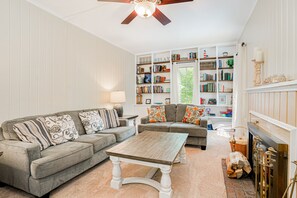 Fernseher, Kamin, DVD-Player