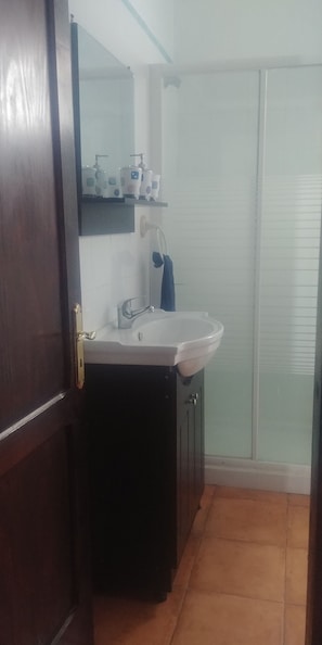 Douche, sèche-cheveux, bidet, serviettes fournies