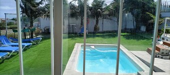 Det blå hus med have og pool