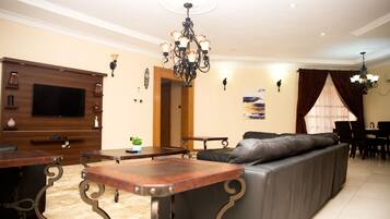 3 Bedroom Apartment | Sala de estar | Televisión de pantalla plana de 40 pulgadas con canales por cable