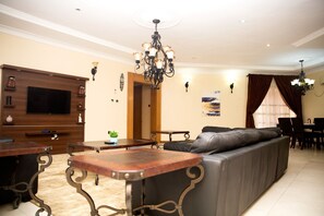 3 Bedroom Apartment | Living room