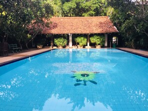 2 udendørs pools, åben fra kl. 07.00 til kl. 19.00, parasoller