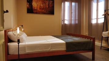 Basic dubbelrum - 1 queensize-sÀng - icke-rökare | Arbetsyta för laptop, mörklÀggningsgardiner och strykjÀrn/strykbrÀda