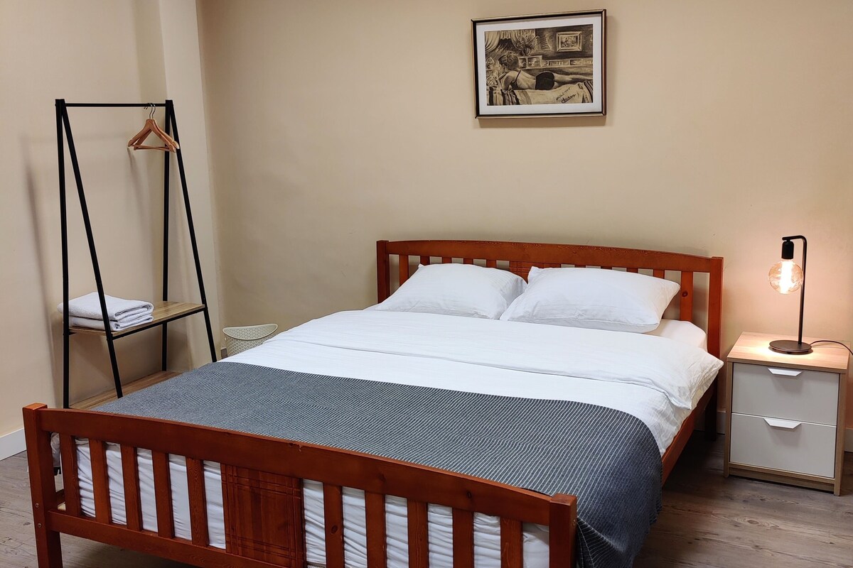 Laptop workspace, blackout drapes, iron/ironing board, free WiFi