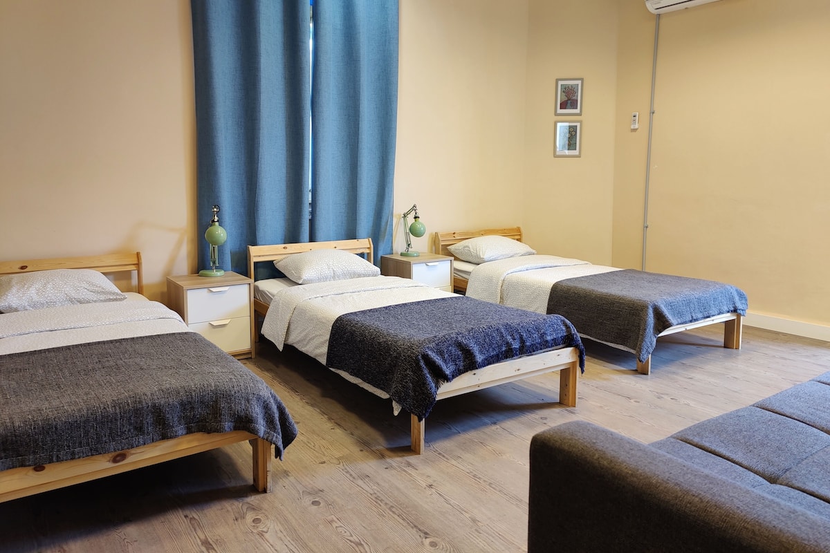 City Triple Room, 3 Katil Bujang (Single), Terrace | Ruang kerja komputer riba, langsir/tirai gelap terus