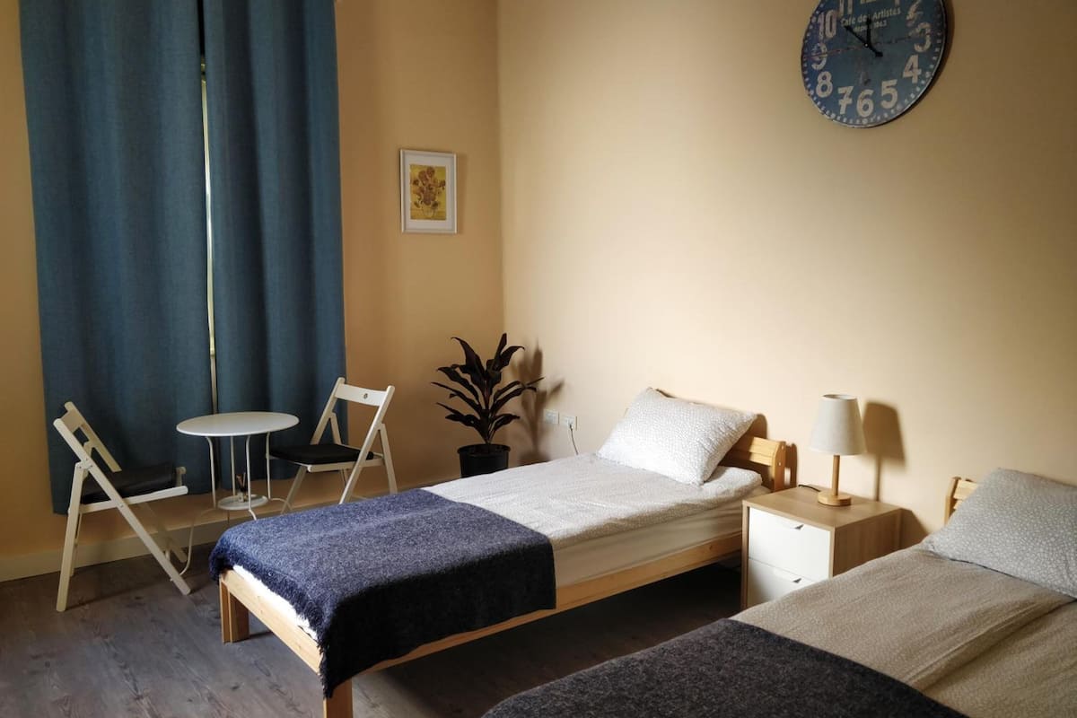 City Twin Room, 2 Katil Bujang (Single), Terrace | Ruang kerja komputer riba, langsir/tirai gelap terus
