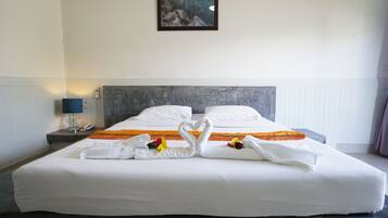 Standard Twin Room | Desk, laptop workspace, blackout drapes, free WiFi