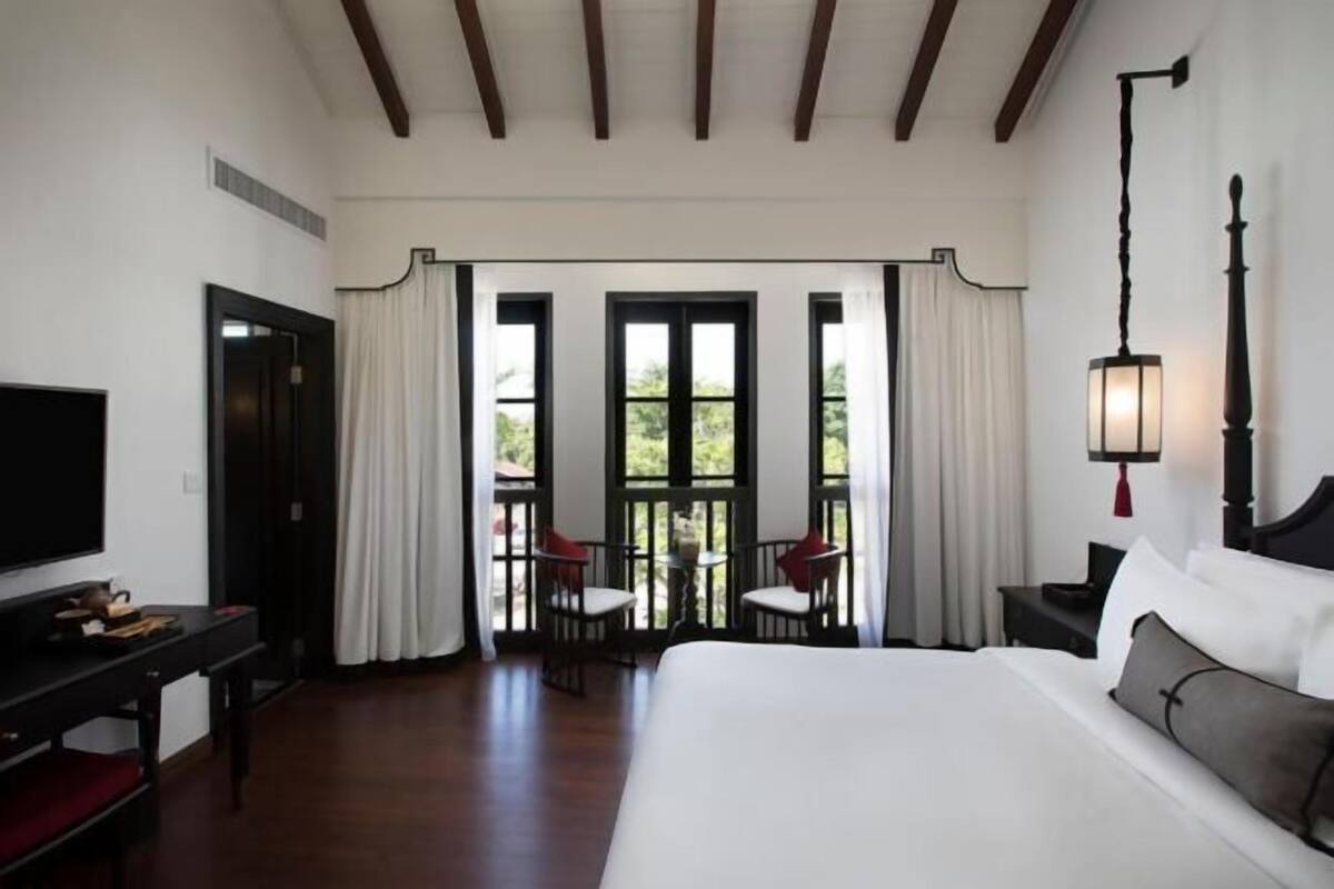 Pillowtop beds, minibar (some free items), in-room safe, blackout drapes