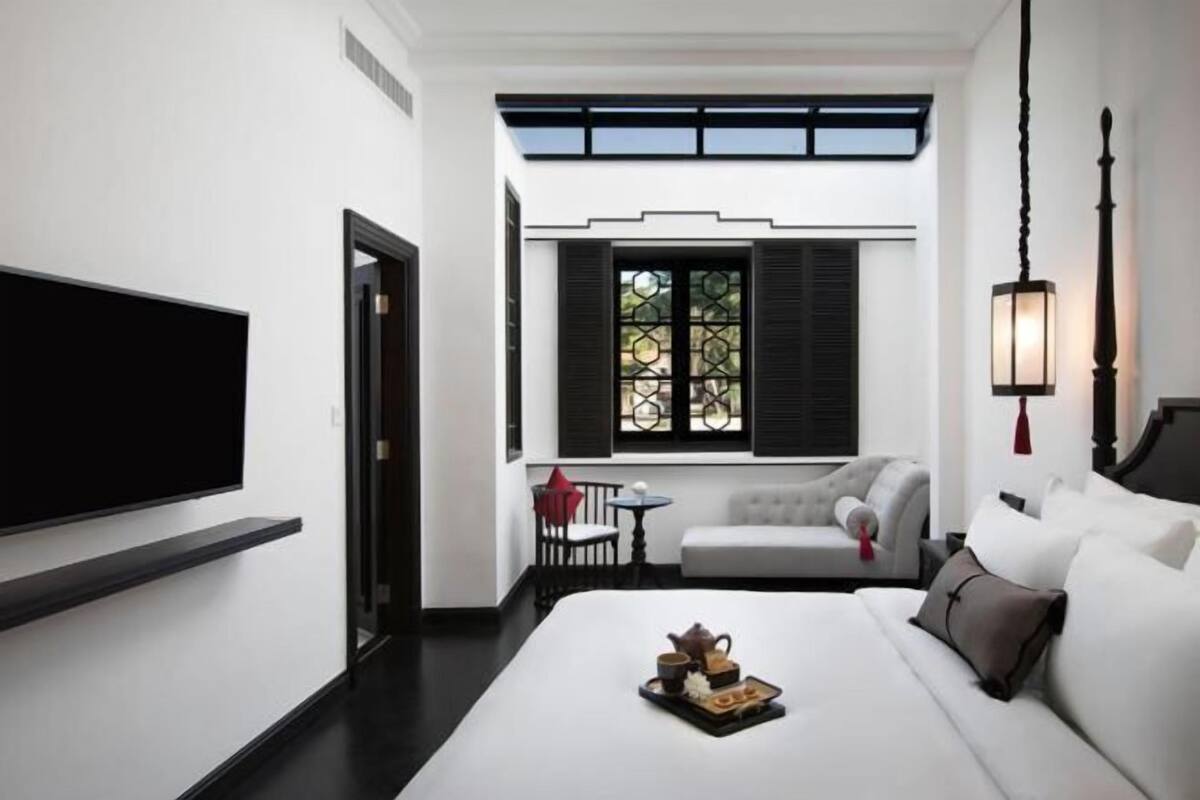 Pillowtop beds, minibar (some free items), in-room safe, blackout drapes
