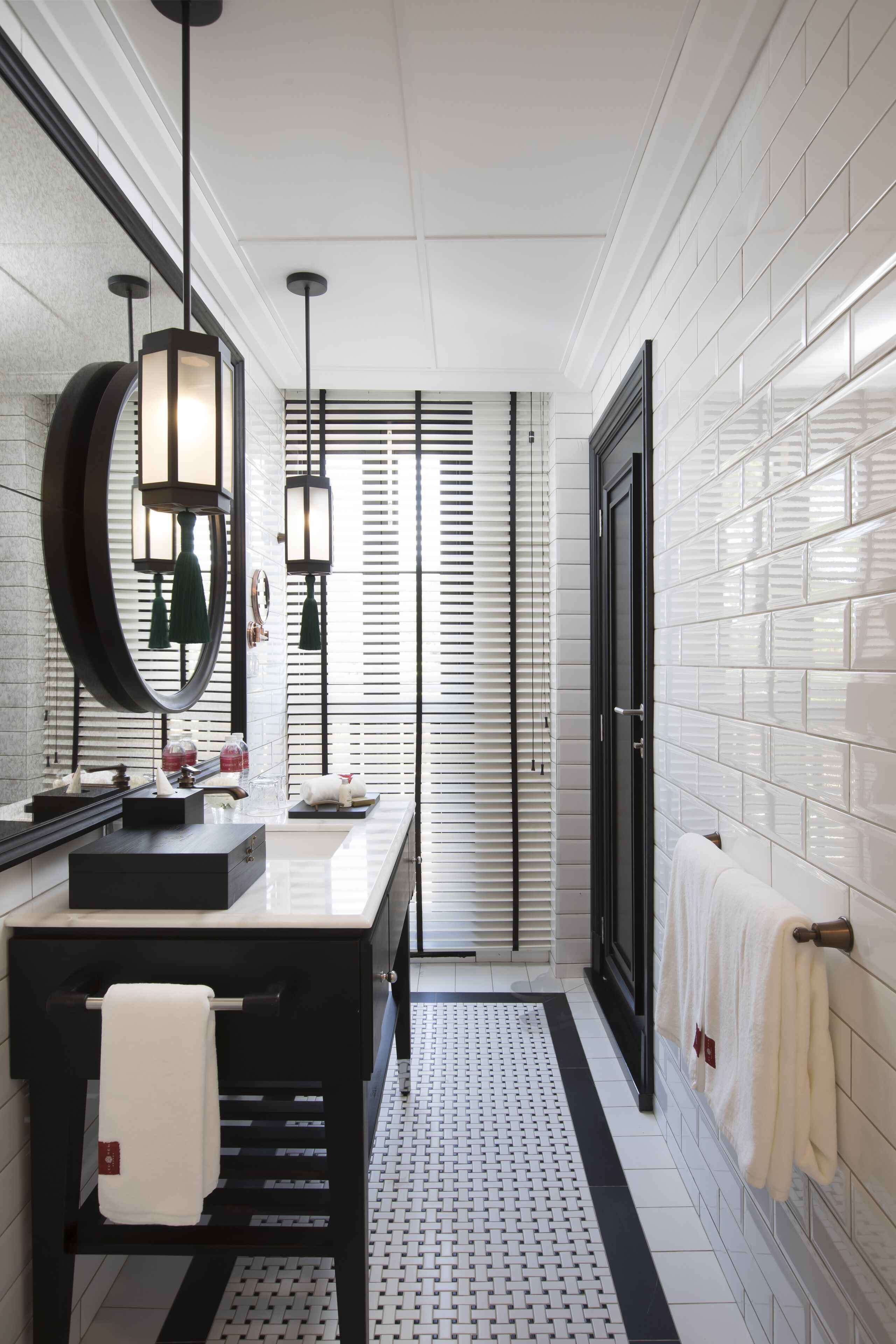 shower, rainfall showerhead, free toiletries, hair dryer