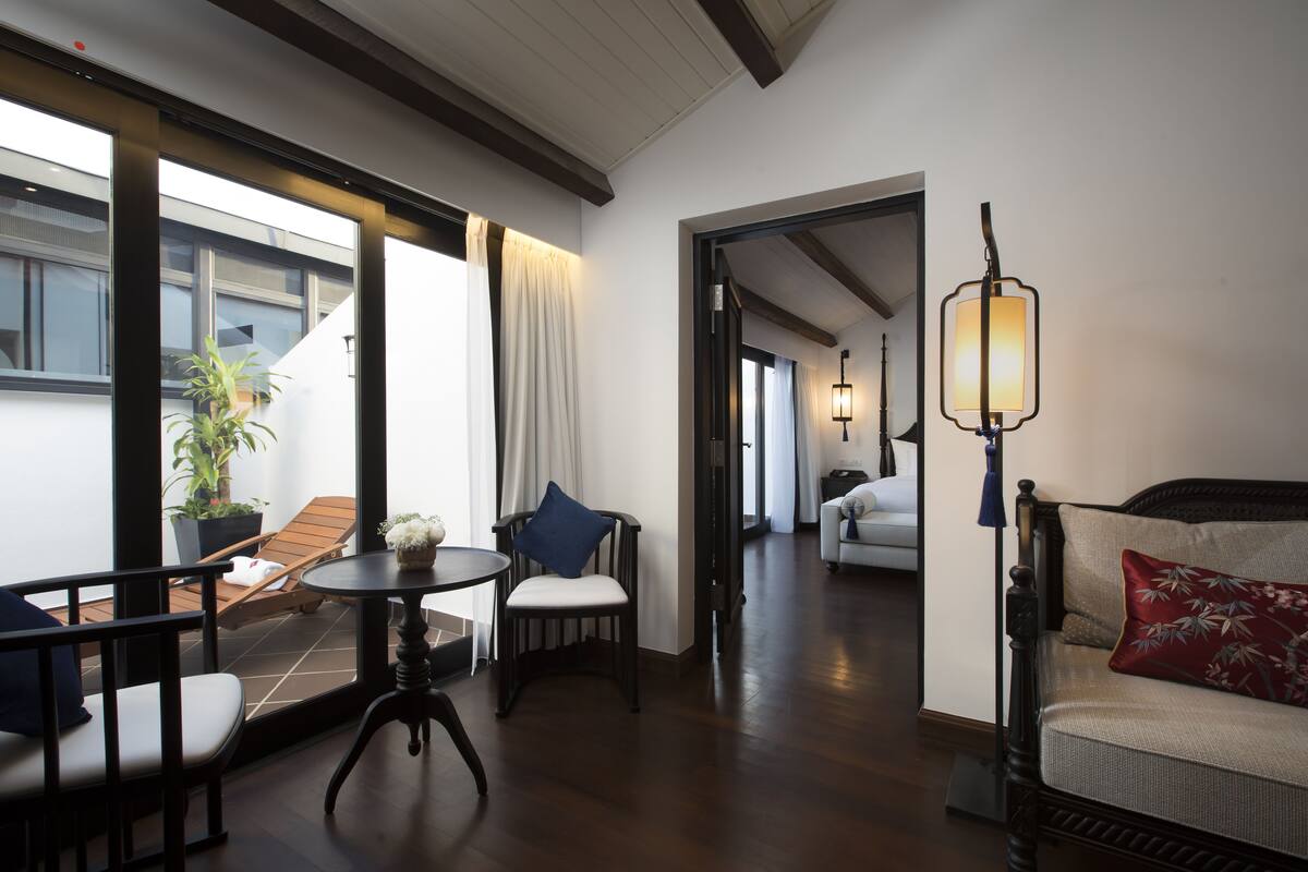Parameswara Suite | Pillowtop beds, minibar (some free items), in-room safe, blackout drapes