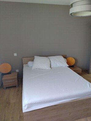 3 bedrooms, iron/ironing board, internet, bed sheets