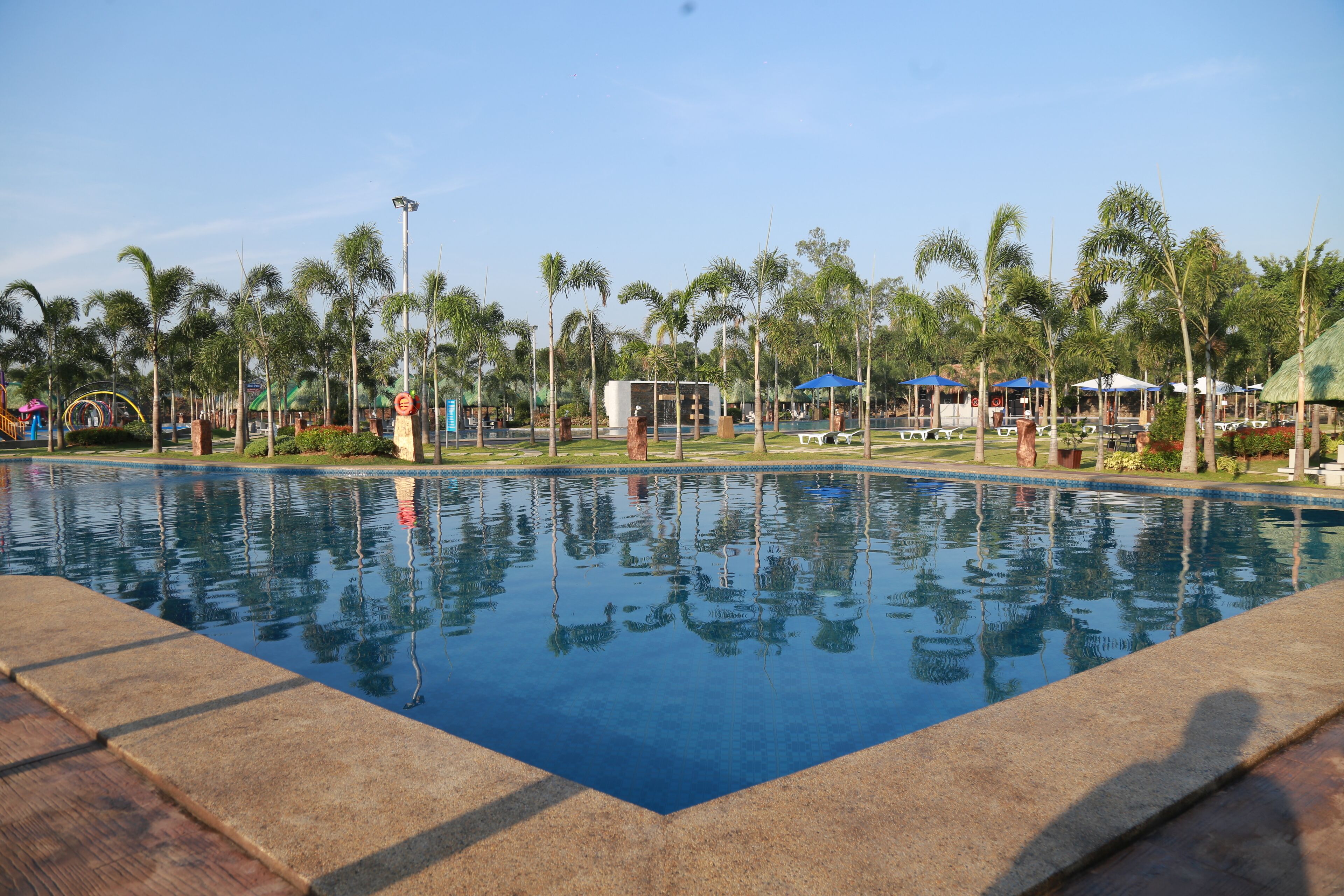 7 piscines extérieures, cabanons gratuits, parasols de plage
