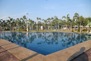 7 hồ bơi ngoài trời, mở cửa từ 7:00 đến 22:00, lều miễn phí 
