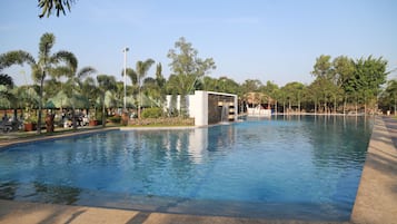 7 piscine all'aperto, cabine incluse nel prezzo, ombrelloni da piscina