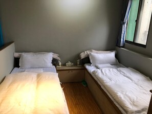 Down comforters, bed sheets - A Good Man's Hostel (Hualien City)