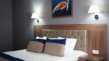 Chambre Confort, 1 grand lit et 1 canapé-lit | Salle de bain | Sèche-cheveux, serviettes fournies, savon, shampoing