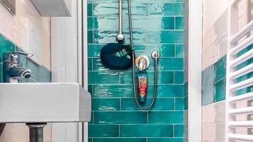 Family Quadruple Room | Bathroom | Shower, free toiletries, bidet, towels