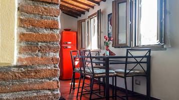 Quarto quádruplo família | Opções para refeição no quarto