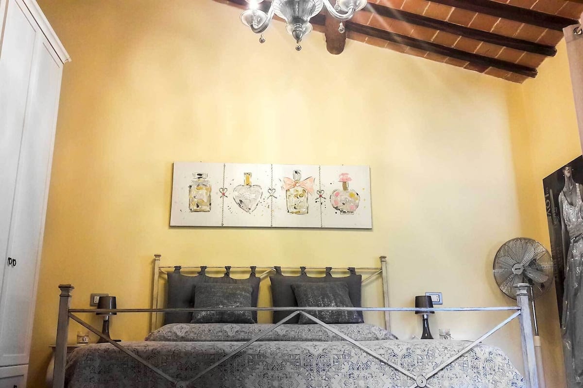 Habitación doble, 1 cama Queen size, vista a la colina | Ropa de cama de alta calidad, minibar y decoración personalizada