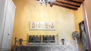 Habitación doble, 1 cama de matrimonio, vistas a la colina | Ropa de cama de alta calidad, minibar, decoración individual