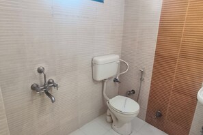Habitación triple clásica, vistas a la ciudad | Baño | Ducha, artículos de higiene personal gratuitos y toallas