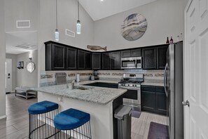 Fridge, microwave, oven, stovetop - Calming Retreat (El Paso)