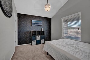 3 bedrooms, in-room safe, iron/ironing board, free WiFi - Calming Retreat (El Paso)