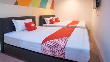 Standard Triple Room | Meja, ruang kerja komputer riba, Wi-fi percuma, cadar katil