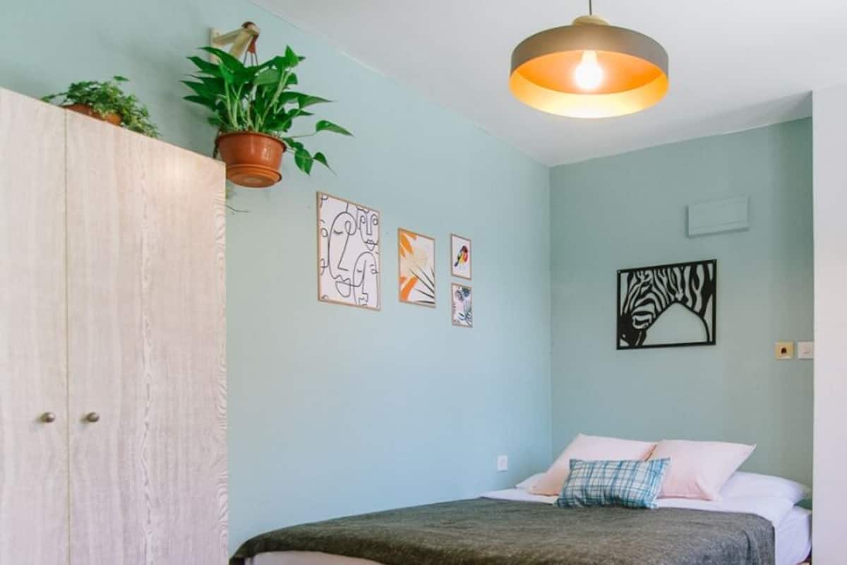 1 habitación, escritorio y espacio para trabajar con laptop