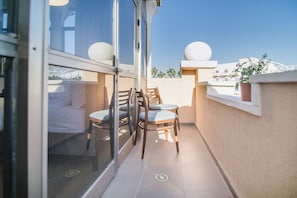 Studio with Balcony | 露台/庭院