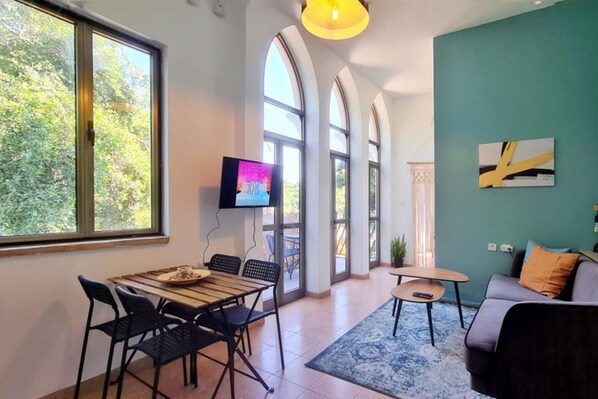 One-bedroom apartment with a balcony | 客房景觀