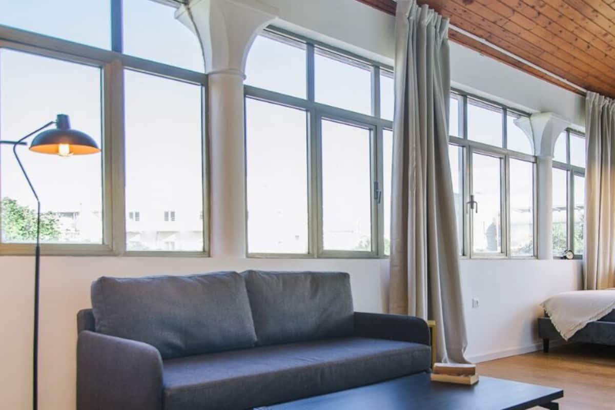 1 habitación, escritorio y espacio para trabajar con laptop